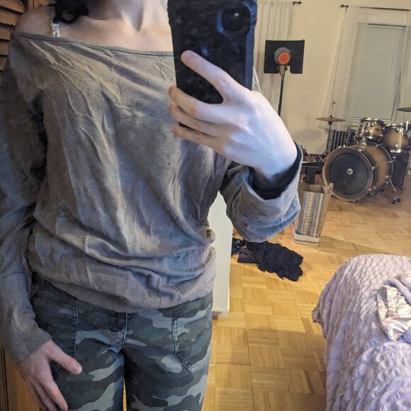 Off the shoulder olive green long sleeve - Picture 1 of 5